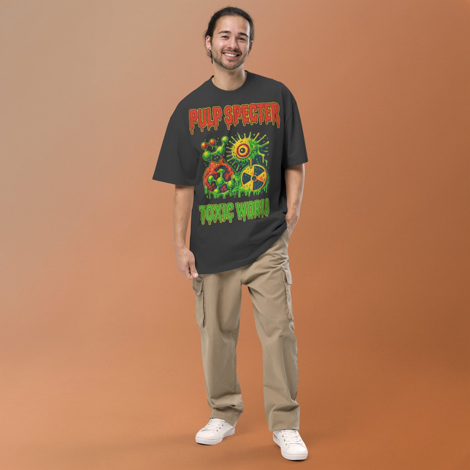 Camiseta oversize con efecto desgastado. Toxic World Back. - PULP SPECTER