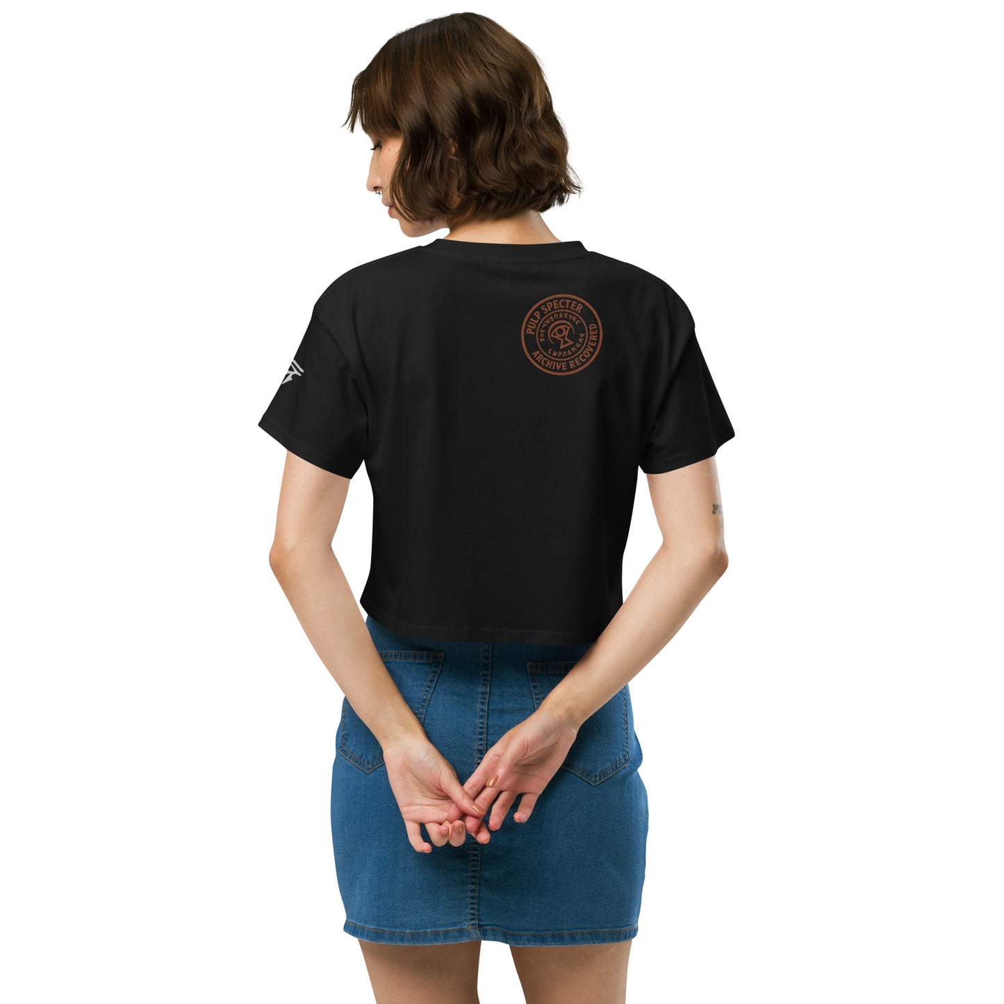 Crop top para mujer. Bordado de momia y Ojo de Osiris + Impresión trasera. The Curse of the Black Valley. - PULP SPECTER