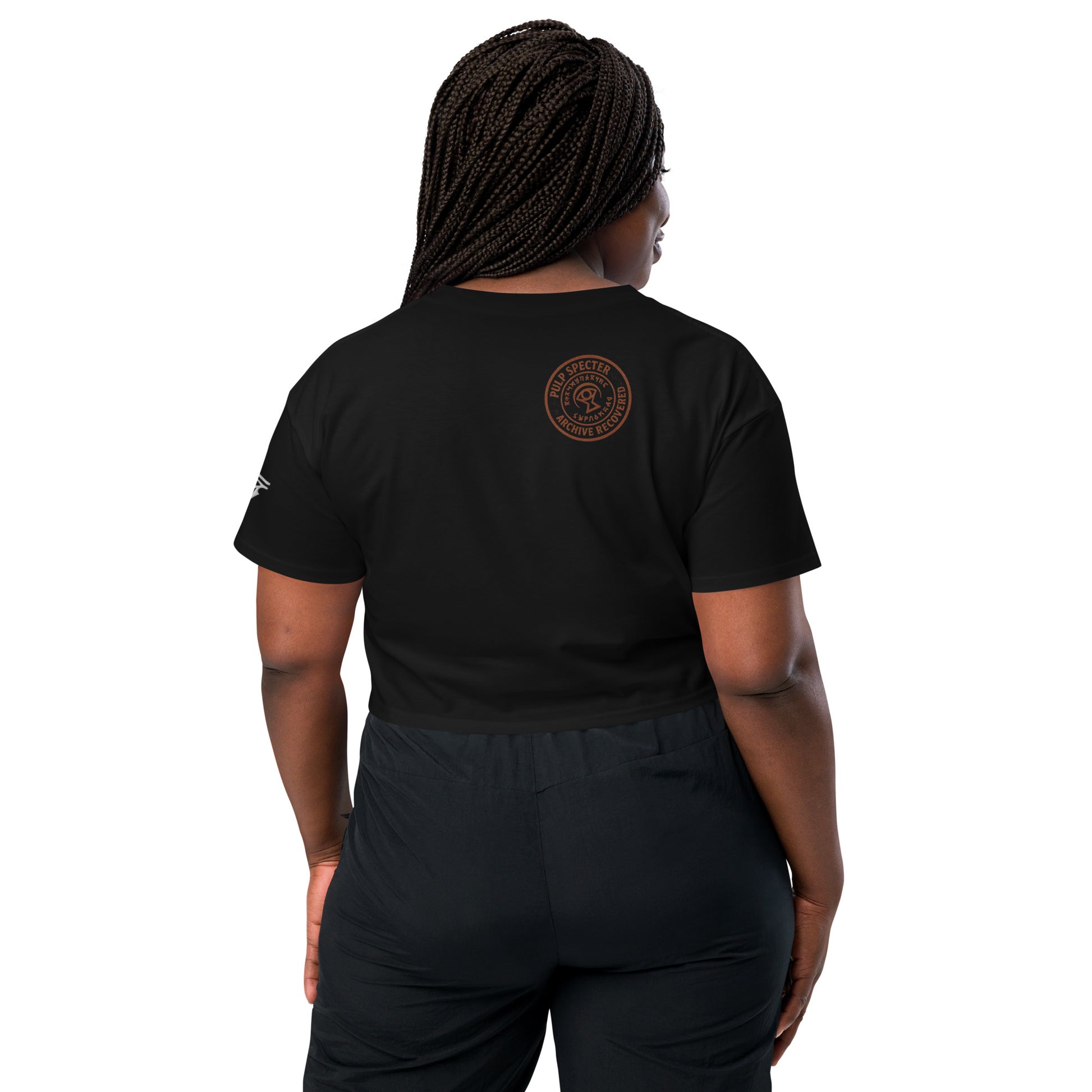 Crop top para mujer. Bordado de momia y Ojo de Osiris + Impresión trasera. The Curse of the Black Valley. - PULP SPECTER