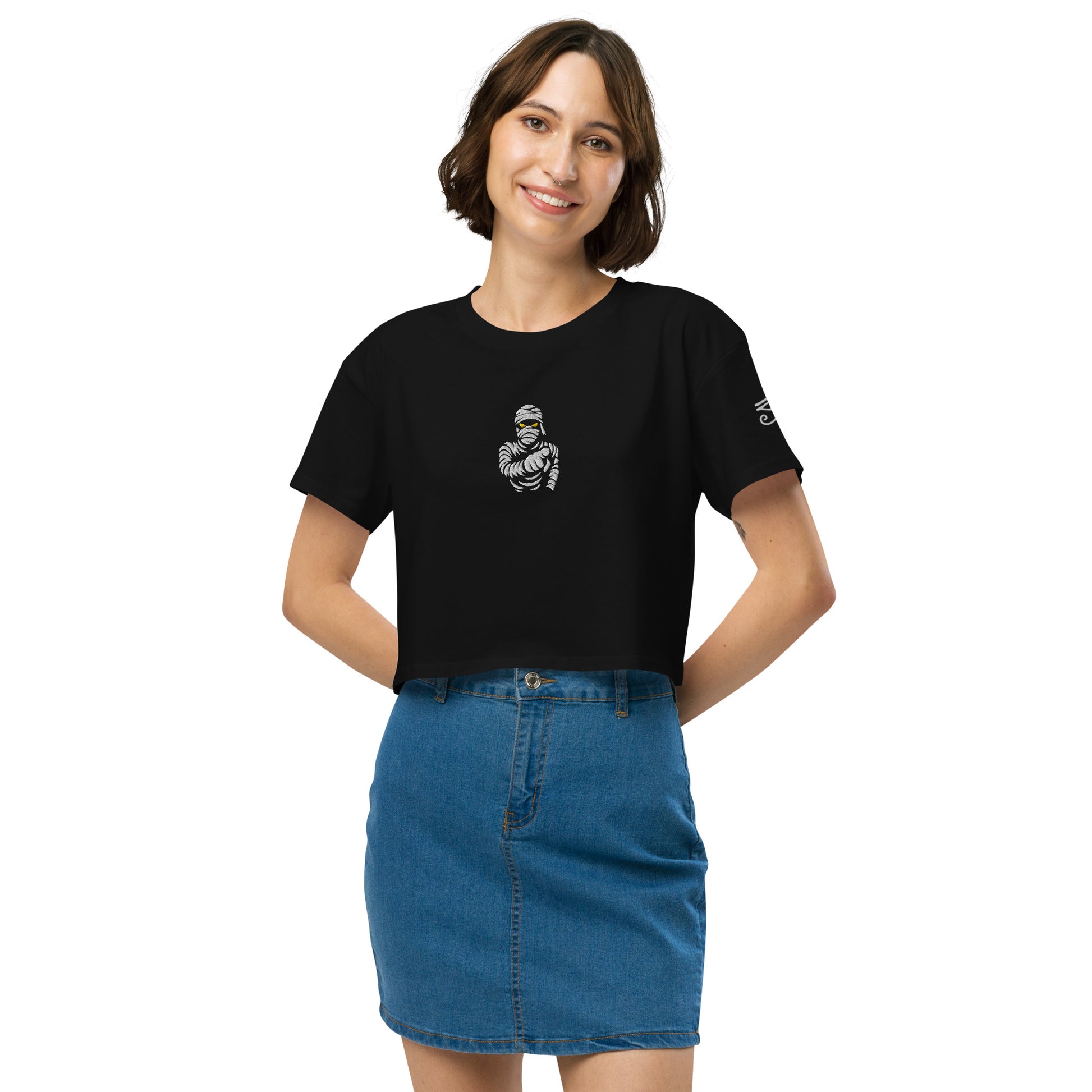 Crop top para mujer. Bordado de momia y Ojo de Osiris + Impresión trasera. The Curse of the Black Valley. - PULP SPECTER