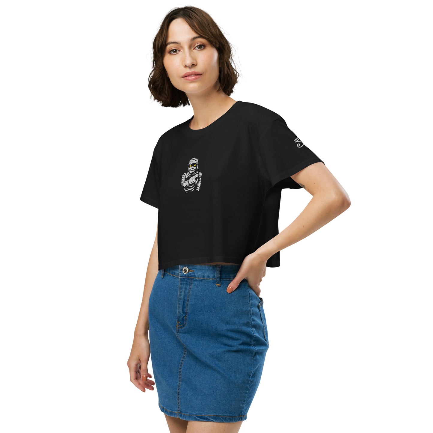 Crop top para mujer. Bordado de momia y Ojo de Osiris + Impresión trasera. The Curse of the Black Valley. - PULP SPECTER