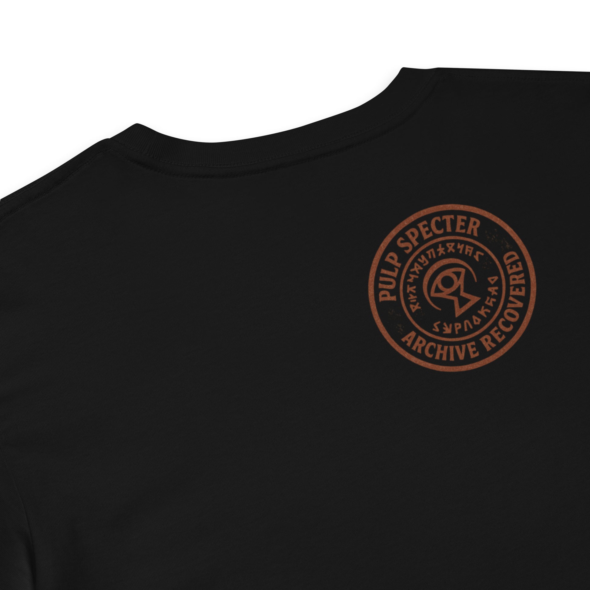Crop top para mujer. Bordado de momia y Ojo de Osiris + Impresión trasera. The Curse of the Black Valley. - PULP SPECTER
