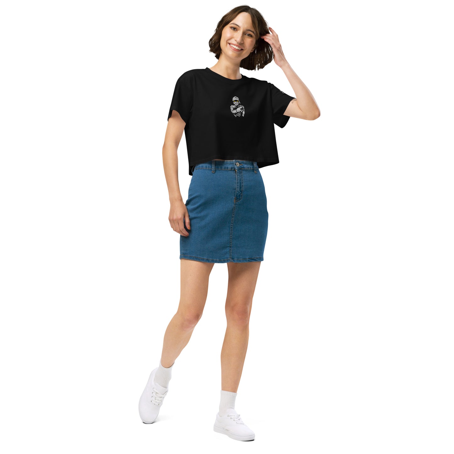 Crop top para mujer. Bordado de momia y Ojo de Osiris + Impresión trasera. The Curse of the Black Valley. - PULP SPECTER