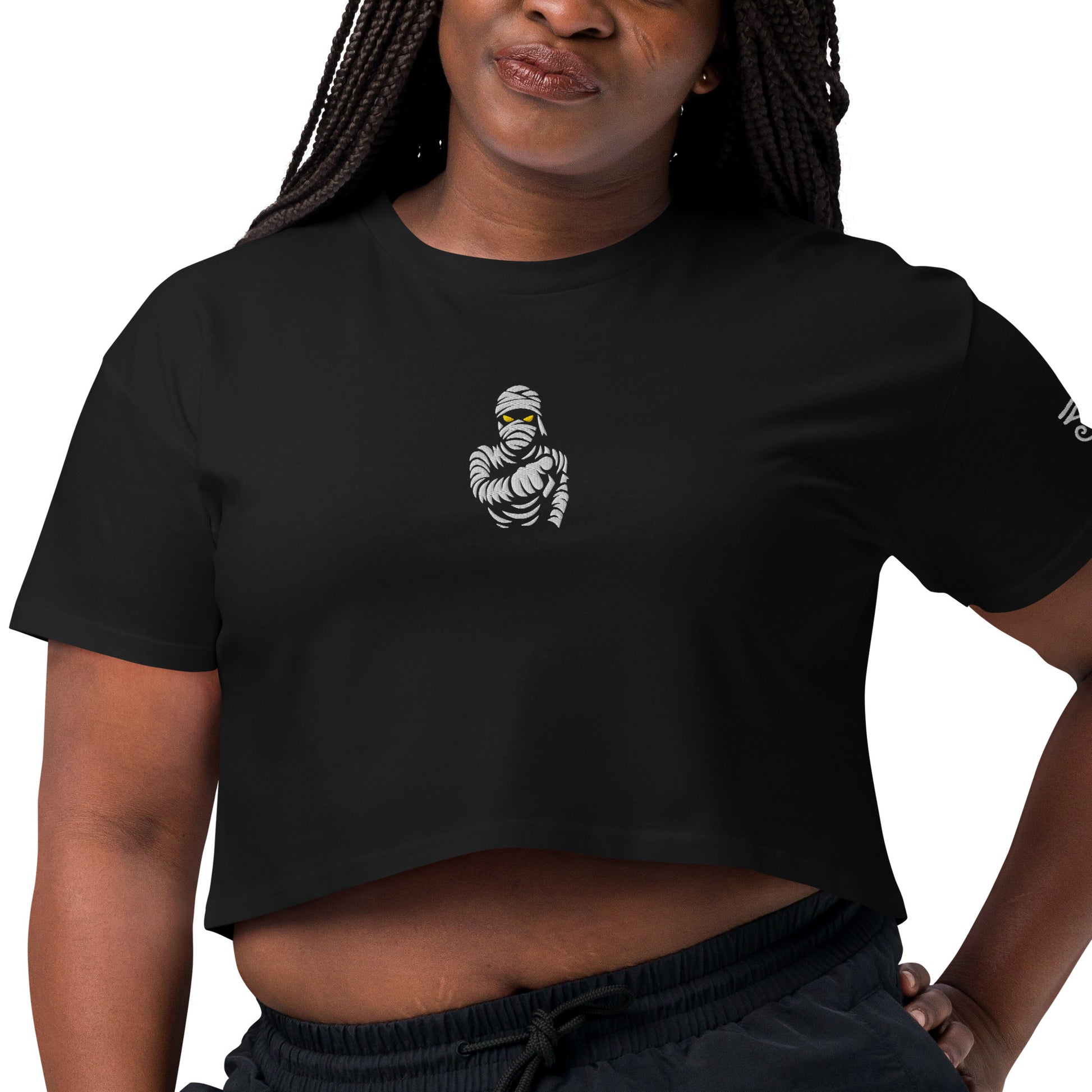 Crop top para mujer. Bordado de momia y Ojo de Osiris + Impresión trasera. The Curse of the Black Valley. - PULP SPECTER